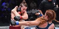 Golpes bem articulados são as marcas da atleta do MMA  Foto: Arquivo pessoal de Julia Polastri 
