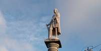 Imagem enquadra a estátua de Cristóvão Colombo sobre uma pilastra  Foto:  Felipe Azevedo e Souza / Alma Preta