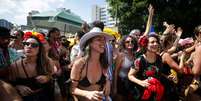 Foliões se divertem com o desfile do bloco Saia de Chita, no bairro da Pompeia, na zona oeste de São Paulo  Foto: Felipe Rau / Estadão