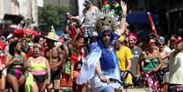 22.abr.2022 - Foliões se divertem com o bloco de carnaval 'A Banda', em homenagem ao cantor e compositor Chico Buarque, no centro do Rio  Foto: Wilton Junior  / Estadão