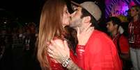 Pedro Scooby trocou beijos com a mulher em camarote no Rio  Foto: AgNews