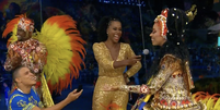 Porta-bandeira da Paraíso da Tuiuti é pedida em casamento ao vivo.  Foto: Reprodução / TV Globo