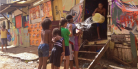 Com chegada do saneamento básico, moradores da Favela do Moinho agora sonham com regularização da energia elétrica, ampliação da coleta de lixo e implantação de um sistema de combate a incêndio  Foto: Caio Castor / BBC News Brasil
