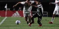 São Paulo e Santos se enfrentam em campo  Foto: Rubens Chiri / saopaulofc.net