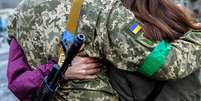 Soldado ucraniano abra&ccedil;a sua esposa antes de ir para a linha de frente em Uzhhorod  Foto: Reuters