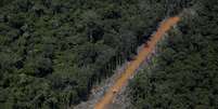 Helicóptero patrulha pista ilegal usada por garimpeiros durante operação contra garimpo ilegal em terra indígena, no território Yanomami, no Estado de Roraim  Foto: Reuters