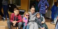 Angelina Jolie, que é enviada especial do Alto-Comissariado das Nações Unidas para os Refugiados, conversou com adultos e crianças em Lviv  Foto: Reuters