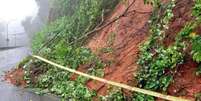 A Estrada Grajaú-Jacarepaguá está isolada após deslizamento de terra  Foto: Divulgação /Defesa Civil do Rio de Janeiro / Estadão