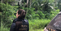 Agente da Polícia Federal durante busca na Reserva Indígena Parakanã, no Pará  Foto: Reprodução/PF