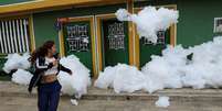 Espuma 'invade' cidade na Colômbia  Foto: Reprodução/Reuters