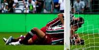 Ganso caído com a mão na boca e, ao mesmo tempo, sendo festejado pelos companheiros de Fluminense (MAILSON SANTANA/FLUMINENSE FC)  Foto: Lance!