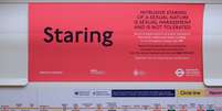 'Olhar fixamente de maneira invasiva e sexual é assédio sexual e não é tolerável', diz o cartaz no metrô de Londres  Foto: Getty Images / BBC News Brasil