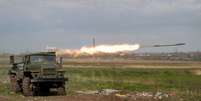 Tropas pró-Rússia disparam foguete durante conflito entre Ucrânia e Rússia perto da usina siderúrgica de Azovstal, na cidade ucraniana de Mariupol 02/05/2022  Foto: REUTERS/Alexander Ermochenko