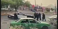 Vídeo de briga entre policiais viraliza no México  Foto: Reprodução