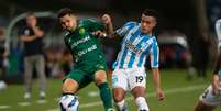 Alesson jogador do Cuiabá disputa lance com Miranda jogador do Racing durante partida no estadio Arena Pantanal pelo campeonato Copa Sul-Americana 2022.  Foto: Gazeta Press