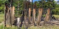 Cabana Yanomami queimada na comunidade de Aracaçá, onde as três indígenas foram raptadas por garimpeiros  Foto: Condisi-YY/Divulgação
