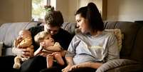 Lucy Lintott com seu marido Tommy e seus filhos  Foto: BBC News Brasil