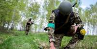 Soldado ucraniano faz treinamento com minas terrestres em Zhytomyr  Foto: Viacheslav Ratynskyi / Reuters