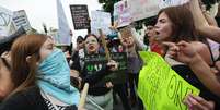 Ativistas antiaborto e feministas protestam em Washington neste 4 de maio  Foto: Getty Images / BBC News Brasil