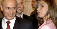 Putin e Alina Kabaeva fotografados em 2004  Foto: Reuters / BBC News Brasil