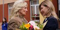 Jill Biden entrega buquê de flores para Olena Zelenska em Uzhhorod  Foto: DW / Deutsche Welle