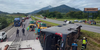 Acidente de ônibus deixou seis mortos, entre eles o cantor sertanejo Aleksandro  Foto: Redes sociais 
