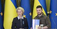 Os presidentes da Comissão Europeia, Ursula von der Leyen, e da Ucrânia, Volodymyr Zelensky, durante encontro em Kiev, em 8 de abril  Foto: ANSA / Ansa - Brasil