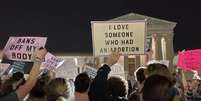 Manifestantes protestam do lado de fora da Suprema Corte dos EUA após vazamento de um rascunho de opinião majoritária da corte contrária à decisão que legalizou o aborto no país  Foto: Reuters