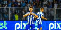 Bissoli, do Avaí, comemora o seu gol durante a partida entre Avaí e Coritiba   Foto: Antônio Carlos Mafalda/Mafalda Press / Estadão