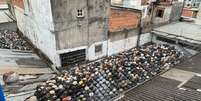 Centenas de capacetes foi encontrado em telhado de loja no centro de SP   Foto: Divulgação/Deic