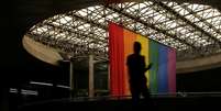 Bandeira LGBT na estação da Praça da Sé do metrô de São Paulo  Foto:  Carla Carniel/Reuters