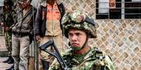 O exército está nas ruas de algumas cidades colombianas após o toque de recolher  Foto: Getty Images / BBC News Brasil