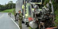 Um caminhão queimado durante toque de recolher na Colômbia  Foto: Getty Images / BBC News Brasil