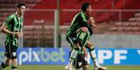 Rodriguinho jogador do América-MG comemora seu gol durante partida contra o CSA no estádio Independência pela Copa do Brasil.  Foto: Fernando Moreno / Estadão