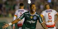 Danilo, jogador do Palmeiras, comemora seu gol durante partida contra o Juazeirense.  Foto: Marcos Zanutto / Estad&atilde;o