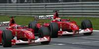 Schumacher e Barrichello na chegada do GP da Austria de 2002  Foto: Legendary F1 / Twitter