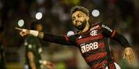 Gabriel Barbosa, Gabigol, marca gol de penalti durante Flamengo contra o Altos-PI.  Foto: Nayra Halm / Estadão