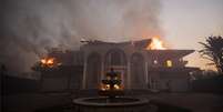 Mansão sob fogo em Laguna Niguel, Califórnia  Foto: EPA / BBC News Brasil