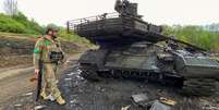 Soldado ucraniano observa tanque russo destruído na região de Kharkiv  Foto: DW / Deutsche Welle