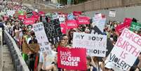 Em Nova York, manifestantes pelo direito ao aborto saíram do Brooklin rumo a Manhattan   Foto: DW / Deutsche Welle