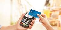 Projeto de lei do RJ quer que consumidores aprovem emissão de cartão com NFC   Foto: Divulgação/Visa / Tecnoblog