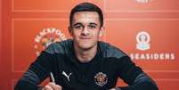 Jake Daniels, de 17 anos, é o primeiro jogador do futebol inglês a assumir a homossexualidade desde a década de 1990  Foto: Divulgação/Blackpool FC / Estadão