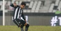 Victor Cuesta começa a se destacar com a camisa do Botafogo na temporada (Vitor Silva/Botafogo)  Foto: Lance!