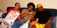 Gil, Diko e Chuck D após show do Public Enemy em SP em 2003  Foto: Arquivo pessoal