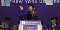 Taylor Swift durante discurso em cerimônia de formatura da Universidade de Nova York, nesta quarta-feira, 18, no Yankee Stadium. A cantora recebeu o título de Doutora Honorária da instituição  Foto: Reuters