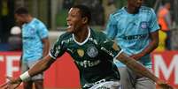 De novo ele! Danilo marca o gol da vitória do Palmeiras em cima do Emelec (Foto: NELSON ALMEIDA / AFP)  Foto: Lance!