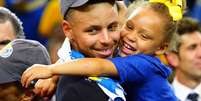 Estrela do Golden State Warriors, Stephen Curry, acompanhado da filha, é atuante na causa pela equidade de gênero.  Foto: Kelley L Cox-USA TODAY Sports