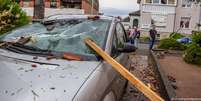 Em Paderborn, árvores e outras estruturas atingiram carros que estavam na rua  Foto: DW / Deutsche Welle