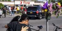 Pessoas se abraçam no local onde ocorreram assassinatos em Buffalo  Foto: Getty Images / BBC News Brasil
