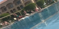 Mulher traída joga roupas do namorado em piscina de hotel  Foto: Reprodução | TikTok